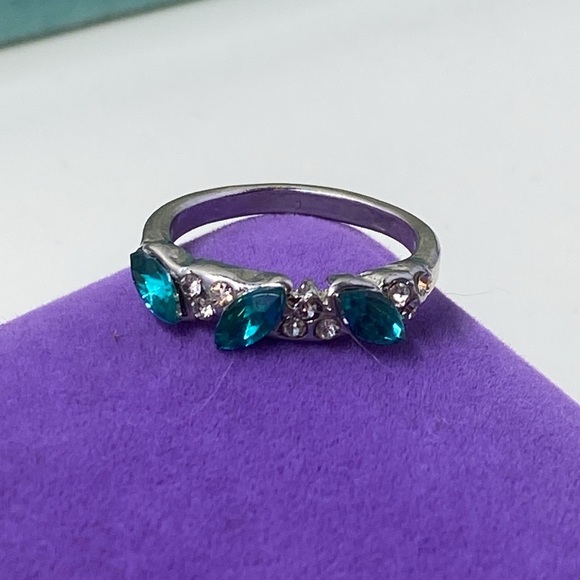 💛 Silver Tone Green & White Rhinestone Ring - Picture 2 of 4